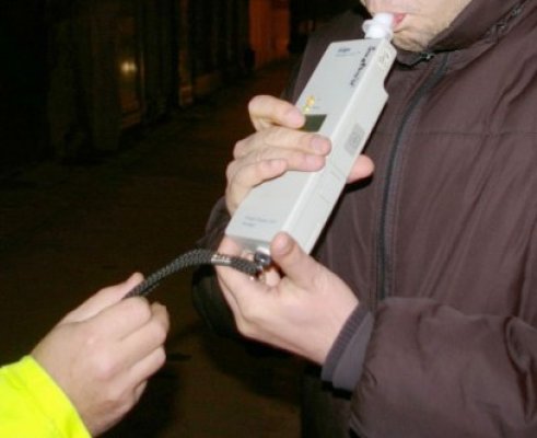 Băut la volan, a trecut pe roşu la semafor şi a accidentat două persoane